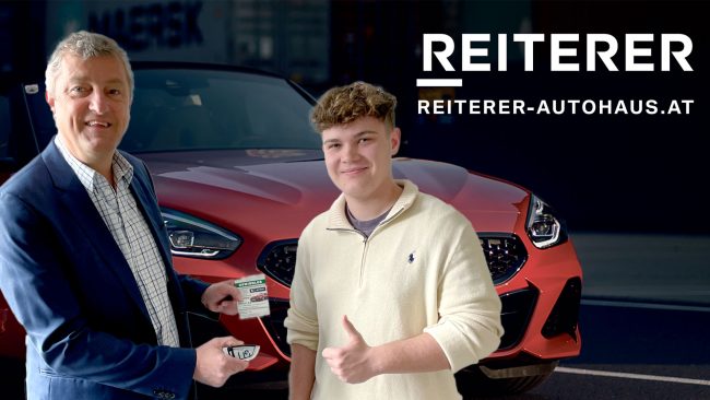 Die Losnummer passt. Bauernbunddirektor Franz Tonner gratuliert dem glücklichen Gewinner Niklas Rath.